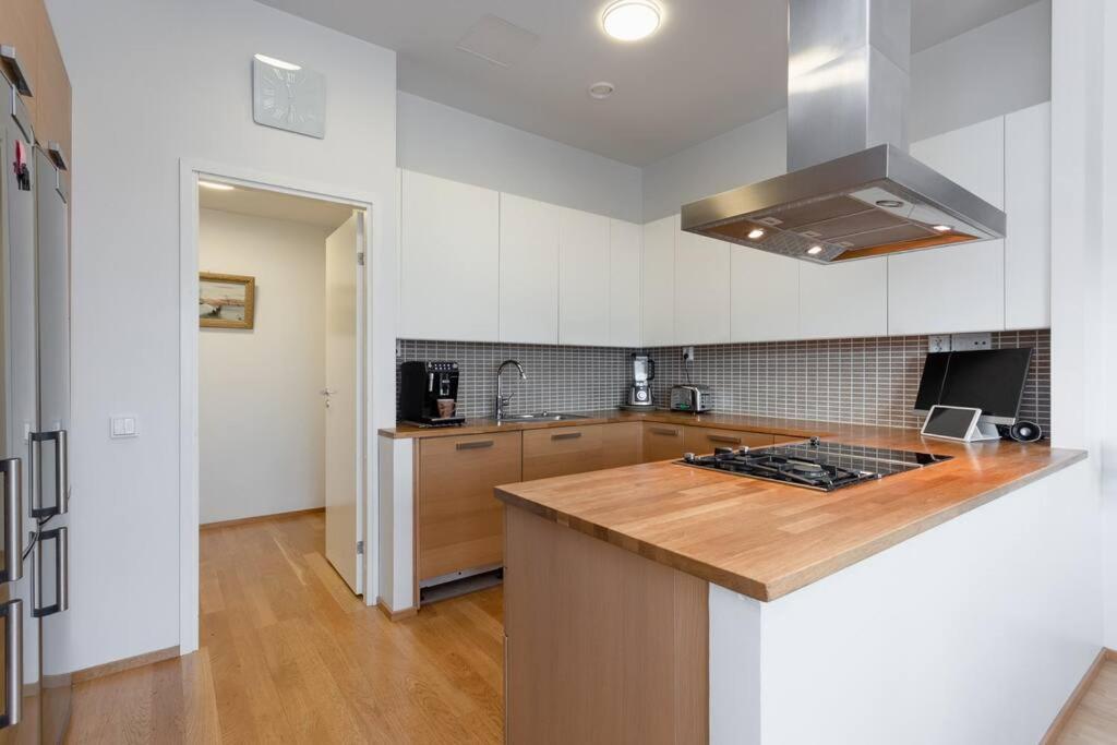Spacious Home With Four Terrace, Sauna, Sea View เฮลซิงกิ ภายนอก รูปภาพ