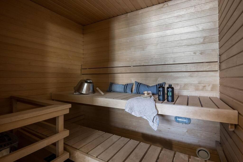 Spacious Home With Four Terrace, Sauna, Sea View เฮลซิงกิ ภายนอก รูปภาพ